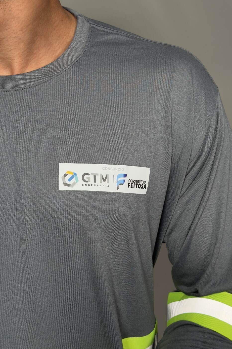 Consórcio GTM Engenharia/Construtora Feitosa: camiseta com faixa refletiva