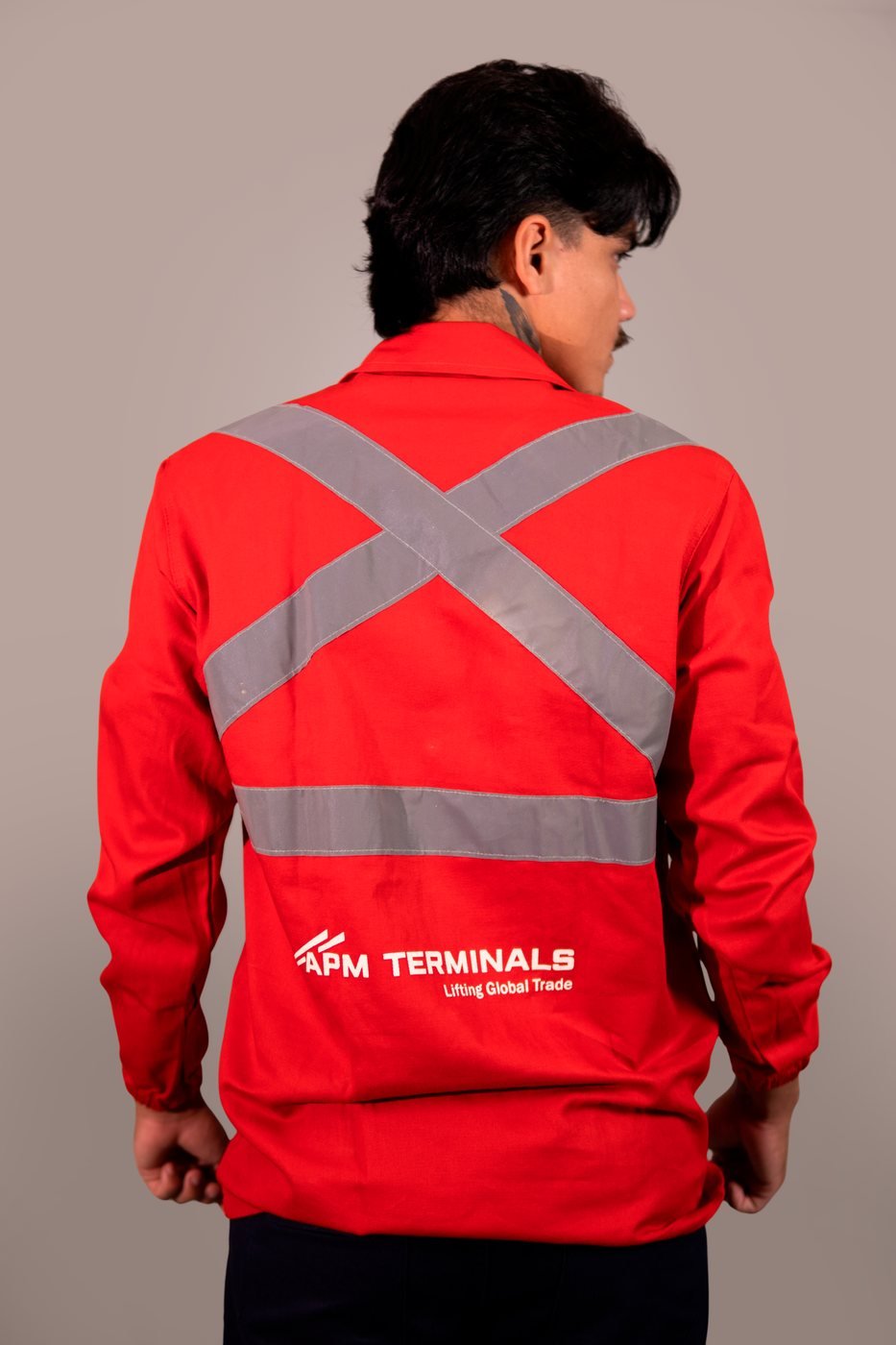 Fardamento hi-vis Zep produzido para a APM Terminals, com faixa refletiva